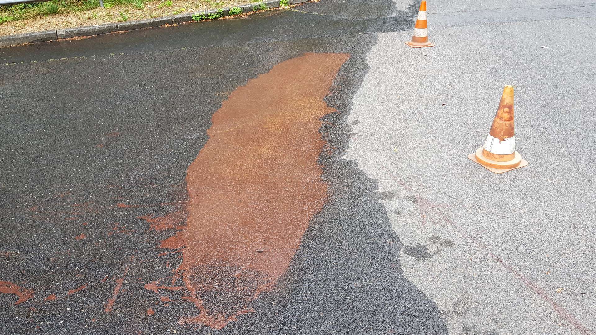 Beseitigung Farbschmiererei auf Fahrbahn in Lohmar 2