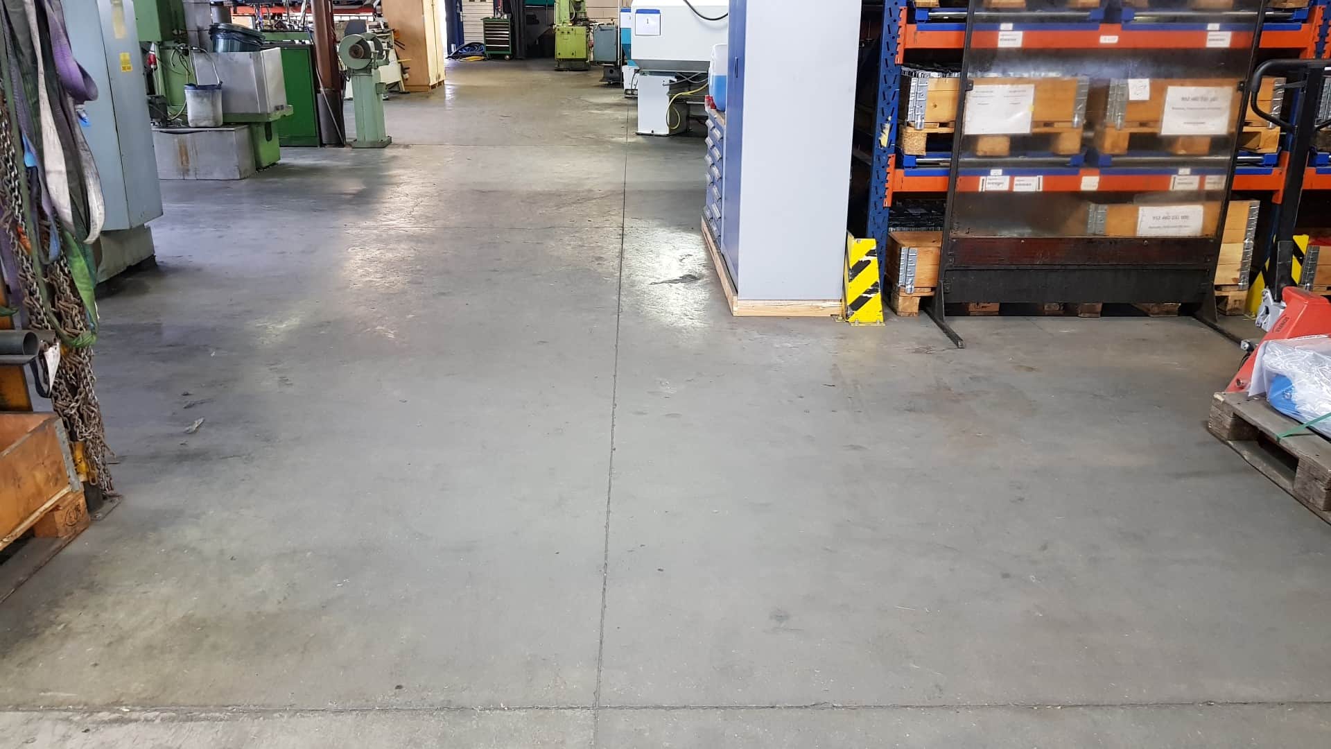 Bodenreinigung und Bodenbeschichtung Industriehalle in Ennepetal