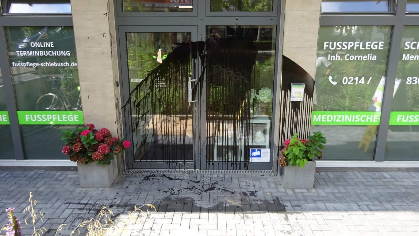 Farbanschlag in Leverkusen