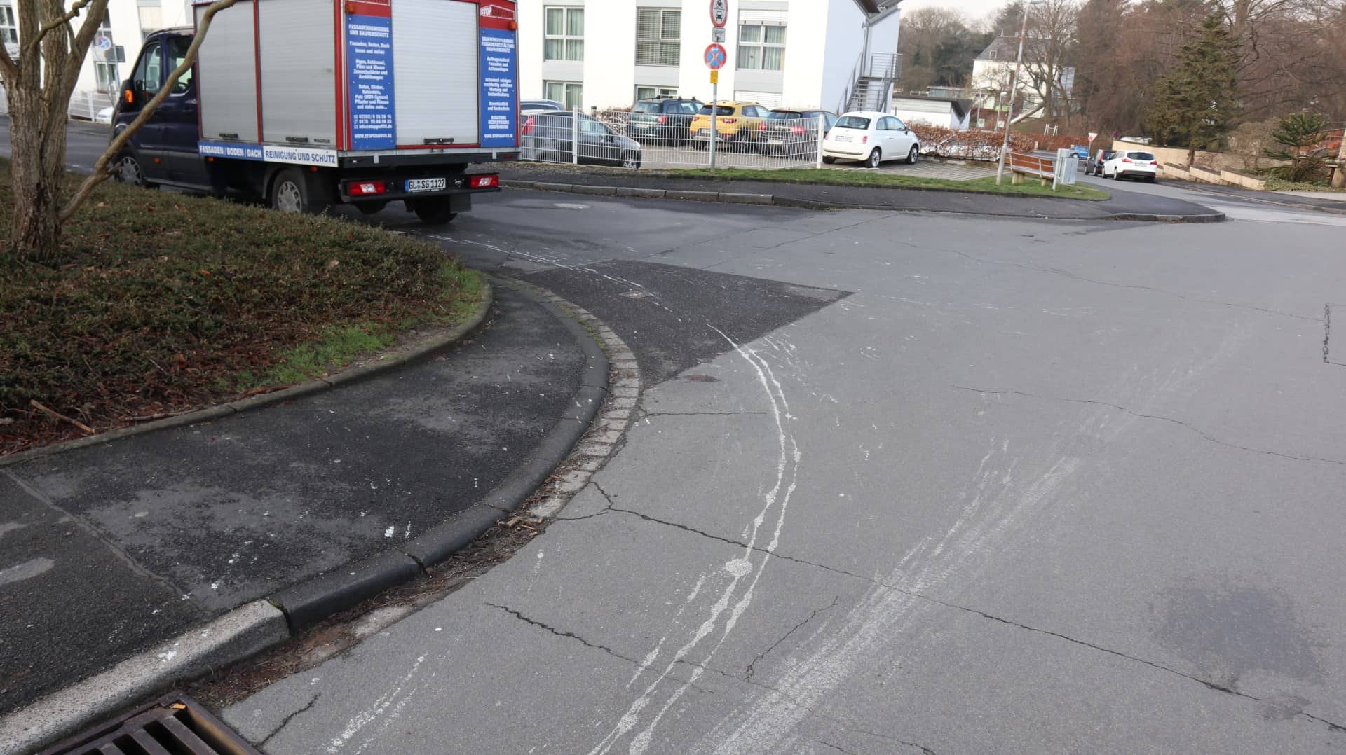 Farbschmiererei auf Fahrbahn in Lohmar