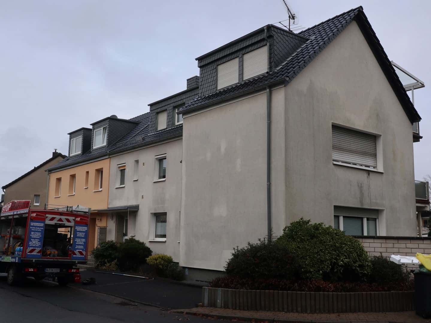 Fassadenreinigung mit Teleskoplanze, Langzeitdesinfektion und Imprägnierung in Köln