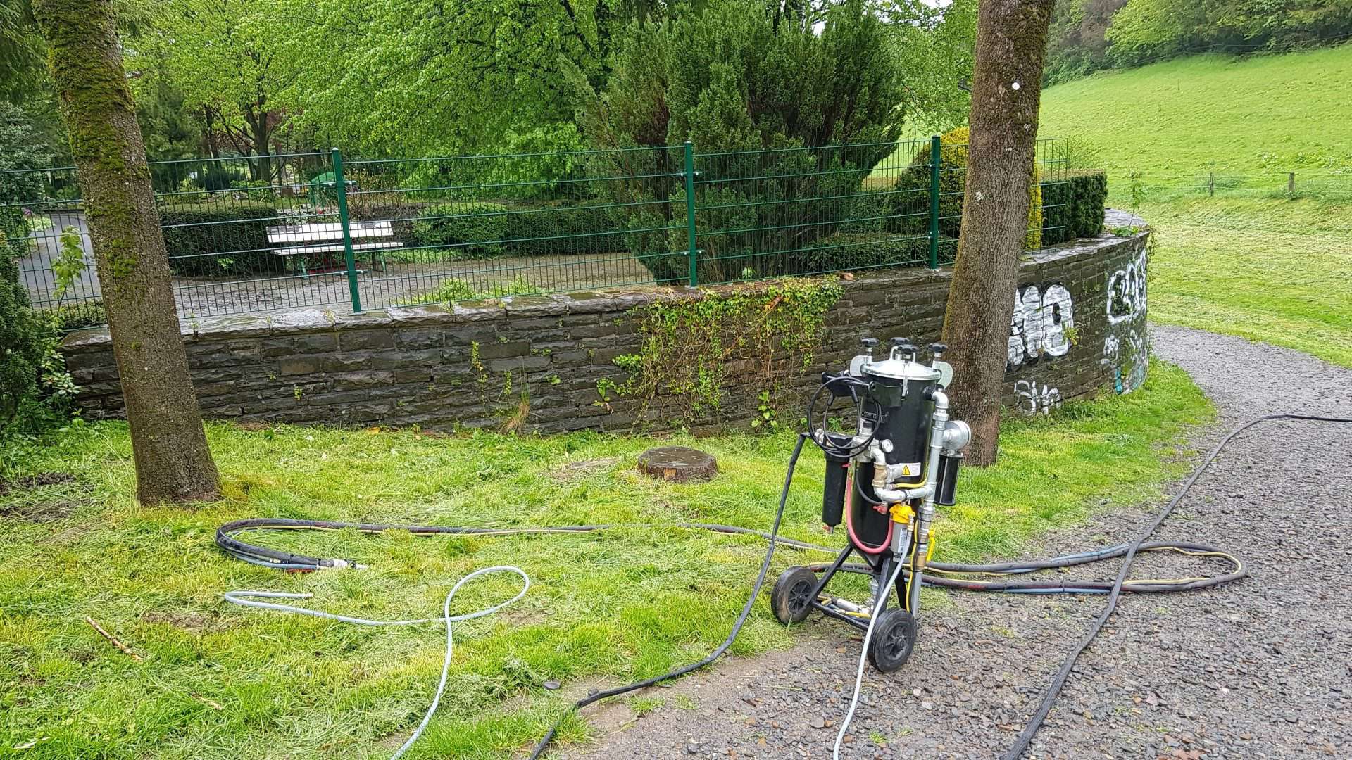 Graffitientfernung Sandstrahlen historischer Mauer Hückeswagen