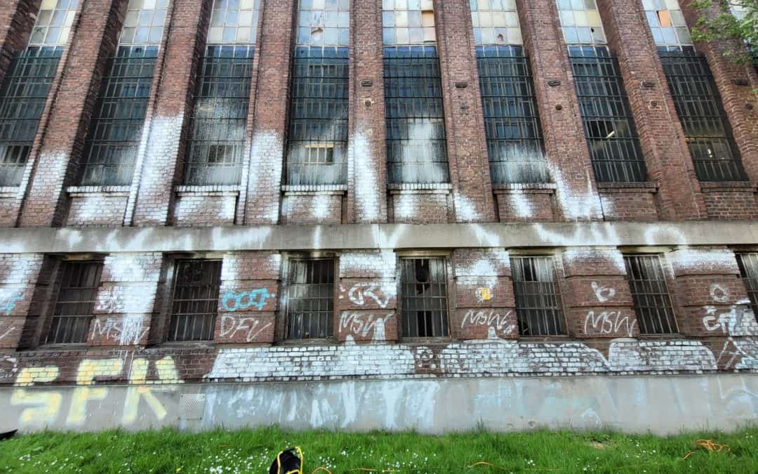 Graffitientfernung auf Klinker, Beton und Blechfassade in Köln